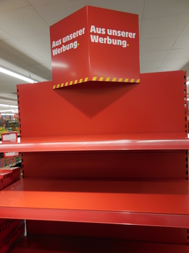 Leere Regale im Supermarkt:Blüht das den Menschen, die sich in der Zukunft  einigermaßen gesund ernähren wollen? Foto: Bernhard Schülke 2015