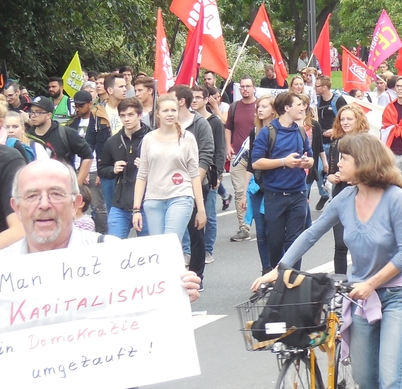 "Man hat den Kapitalismus in Demokratie umgetauft" (aufnommen bei der Anti-TTIP/CETA-Demonstration am 17. September 2016 in Frankfurt/M. durch Bernhard Schülke)