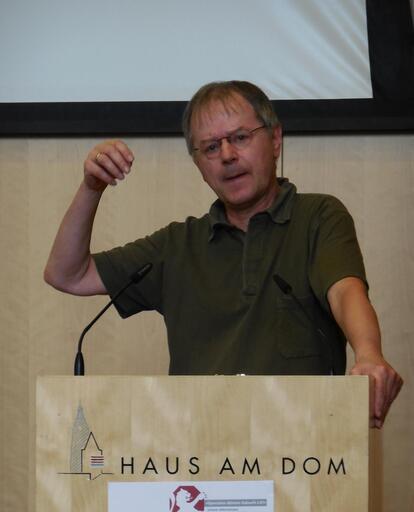 Prof. Christoph Butterwegge auf dem Hessischen Sozialforum in Frankfurt am Main - aufgenommen am 29. April 2014